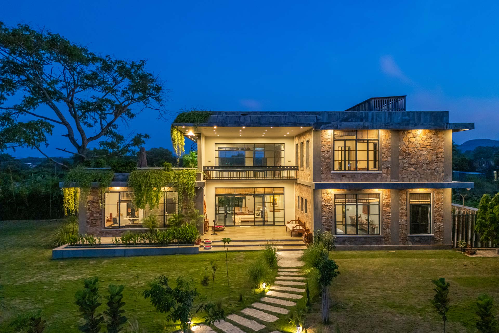 The Tilah Udaipur – 4 BHK Private Villa with Pool, Lawn & Mountain Views
